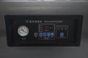 Vacuum sealing machine