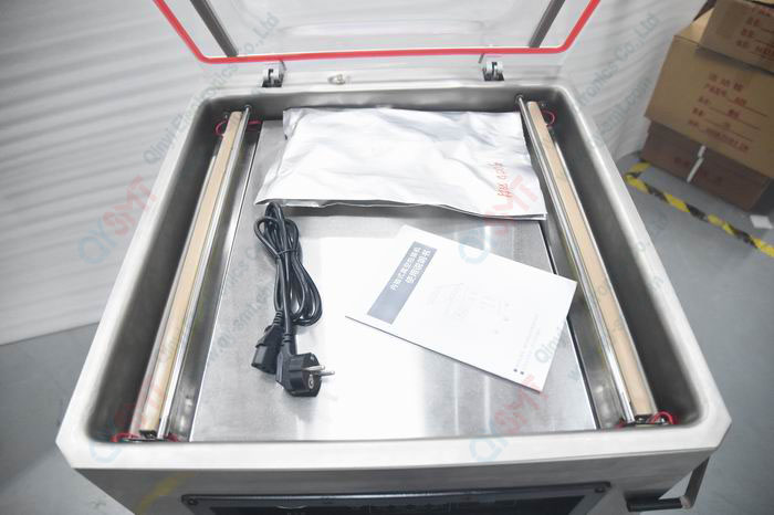 Vacuum sealing machine