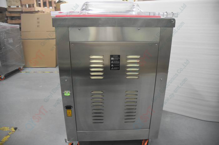 Vacuum sealing machine