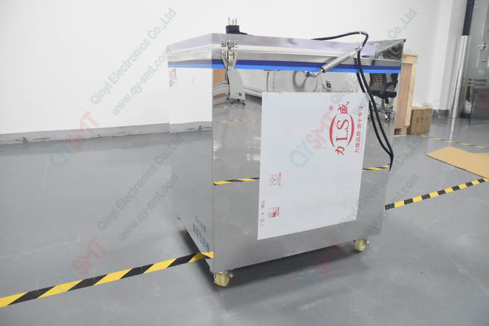 Vacuum sealing machine
