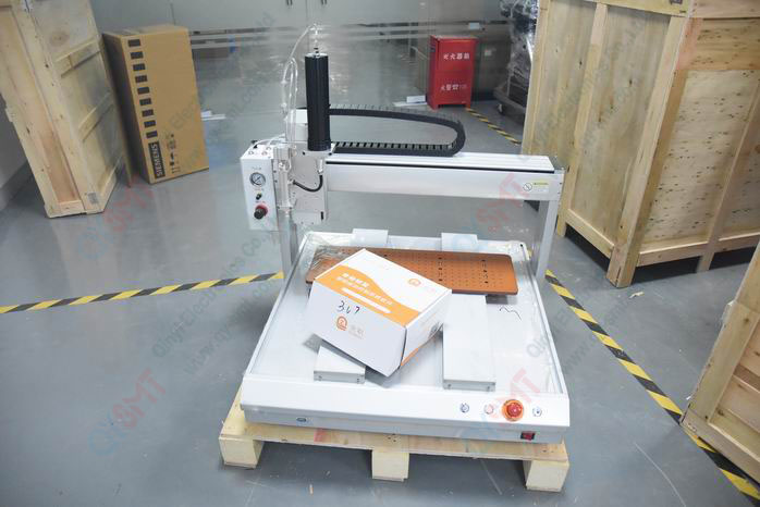 Glue dispensing machine